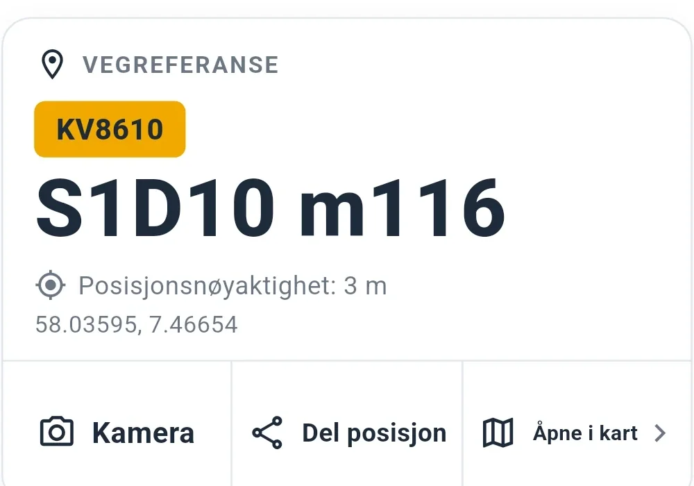 Utsnitt av vegreferansekortet: vegsystemet KV8610, vegreferansen S1D10 m116, posisjonsnøyaktighet 3 meter, koordinater og knappene Kamera, Del posisjon og Åpne i kart.