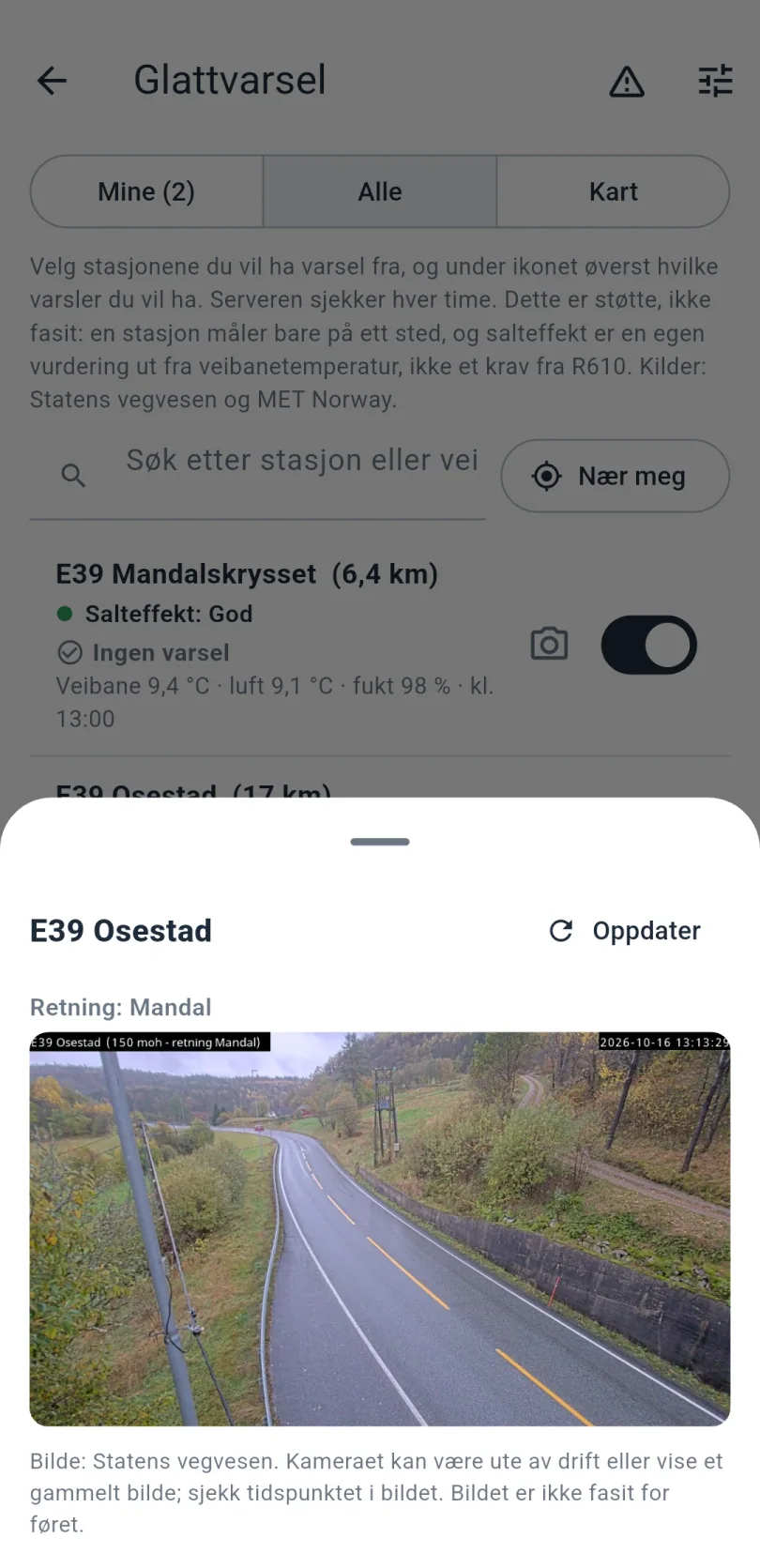 Glattvarsel med et åpnet veikamerabilde fra E39 Osestad i retning Mandal, med tekst om at bildet er fra Statens vegvesen og at det ikke er fasit for føret.