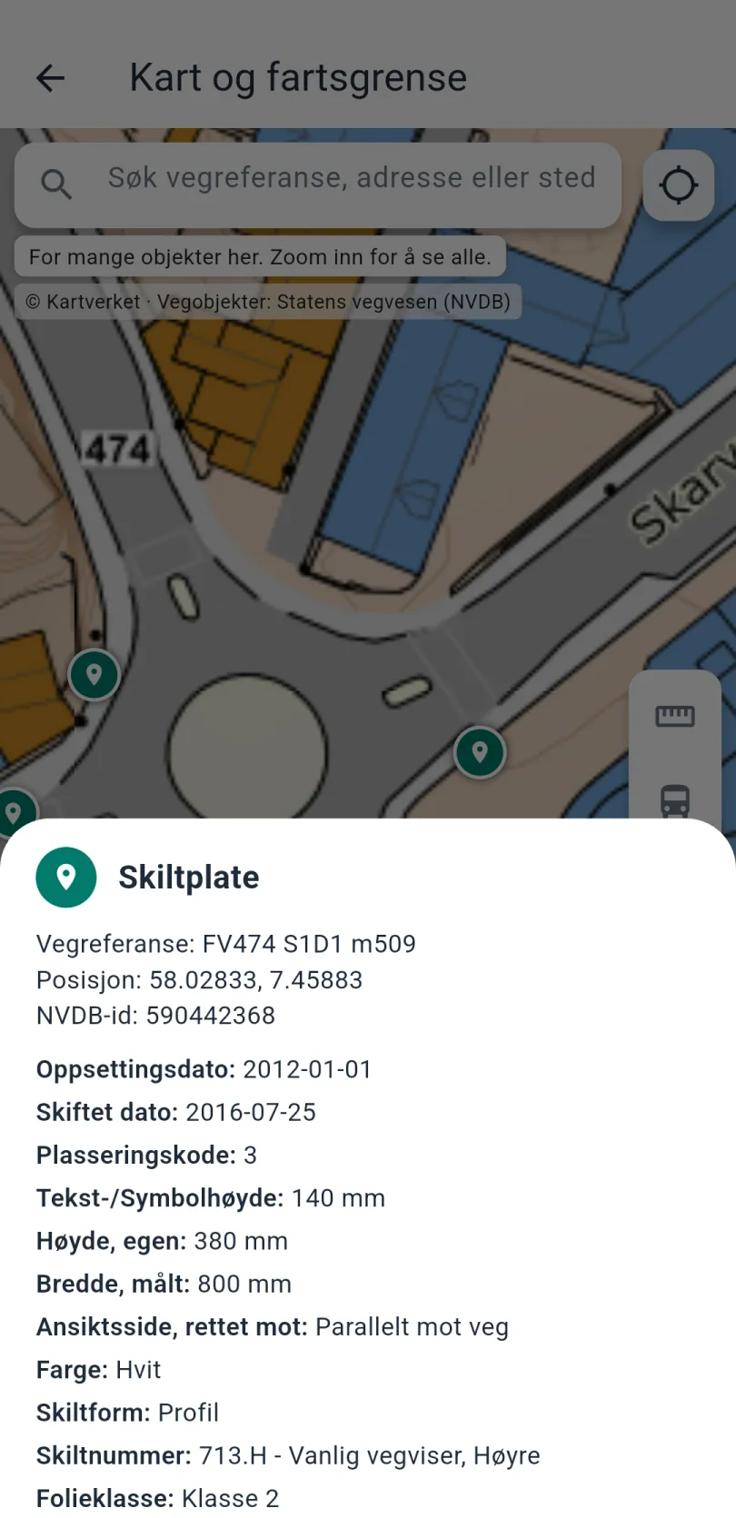 Kartet nærbilde med grønne markører for vegobjekter. Et panel viser detaljer om en skiltplate fra NVDB: vegreferanse, posisjon, oppsettingsdato, mål, farge, skiltform og skiltnummer.