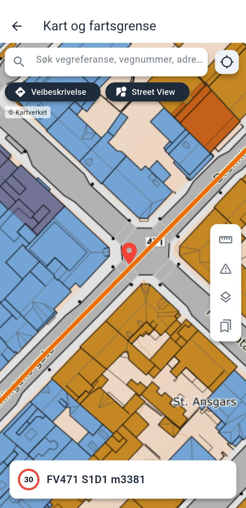 Kartet etter at et punkt i et kryss er valgt. En rød nål står i krysset, og knappene Veibeskrivelse og Street View ligger øverst. Nederst vises et kort med fartsgrenseskiltet 30 og vegreferansen FV471 S1D1 m3381. Til høyre ligger verktøylinjen med målelinjal, vegarbeid, kartlag og lagrede steder.