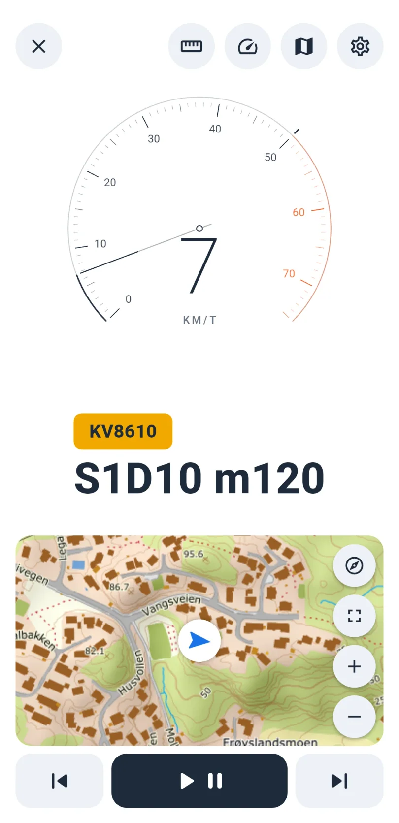 Kjøremodus i lys stil med et speedometer, vegreferansen S1D10 m120, en liten kartvisning og musikkknappene forrige, spill/pause og neste nederst.
