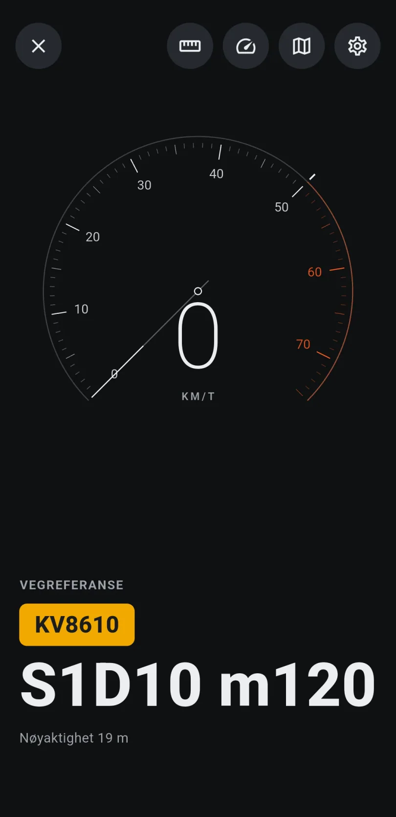 Kjøremodus i stående format og mørk modus med et stort speedometer i bakgrunnen, vegsystemet KV8610, vegreferansen S1D10 m120 i stor skrift og nøyaktighet 19 meter.