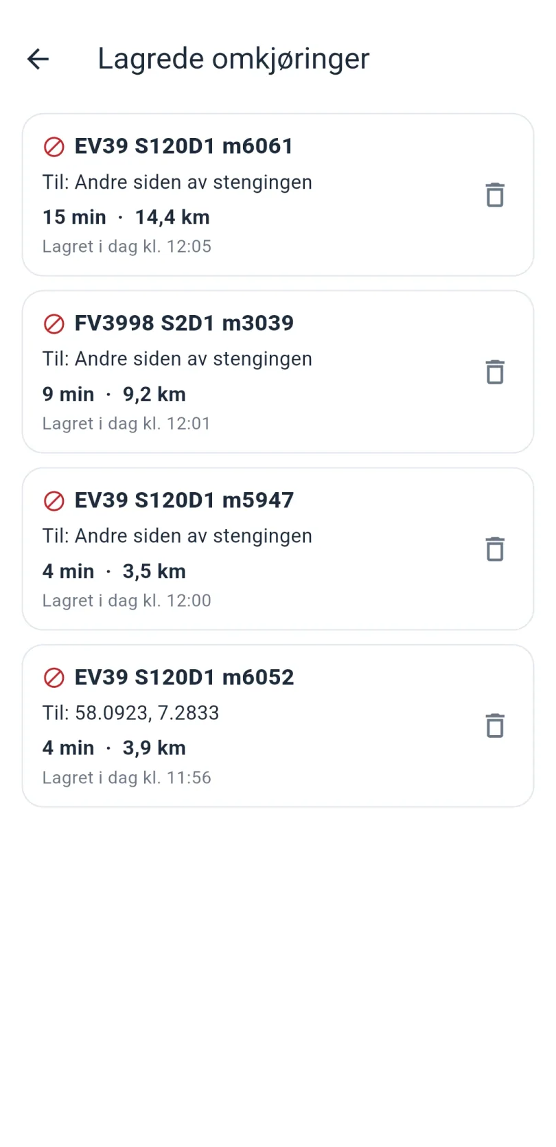 Skjermen Lagrede omkjøringer: en liste over fire lagrede omkjøringer med stengt sted, mål, kjøretid, avstand og tidspunktet de ble lagret, hver med en søppelkasse-knapp.