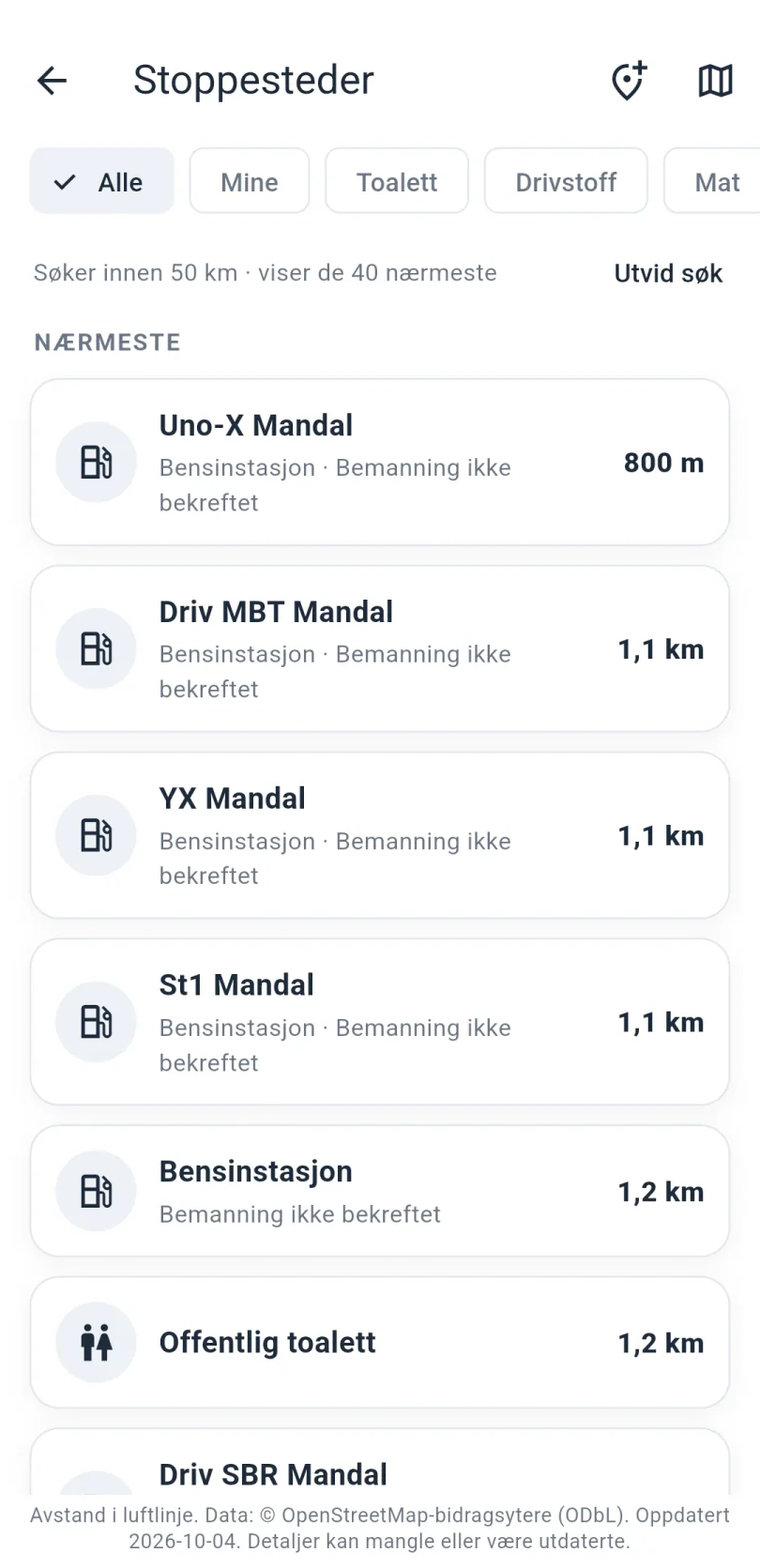 Stoppesteder: en liste over nærmeste bensinstasjoner og offentlige toaletter innen 50 kilometer, sortert etter avstand, med filtrene Alle, Mine, Toalett, Drivstoff og Mat.