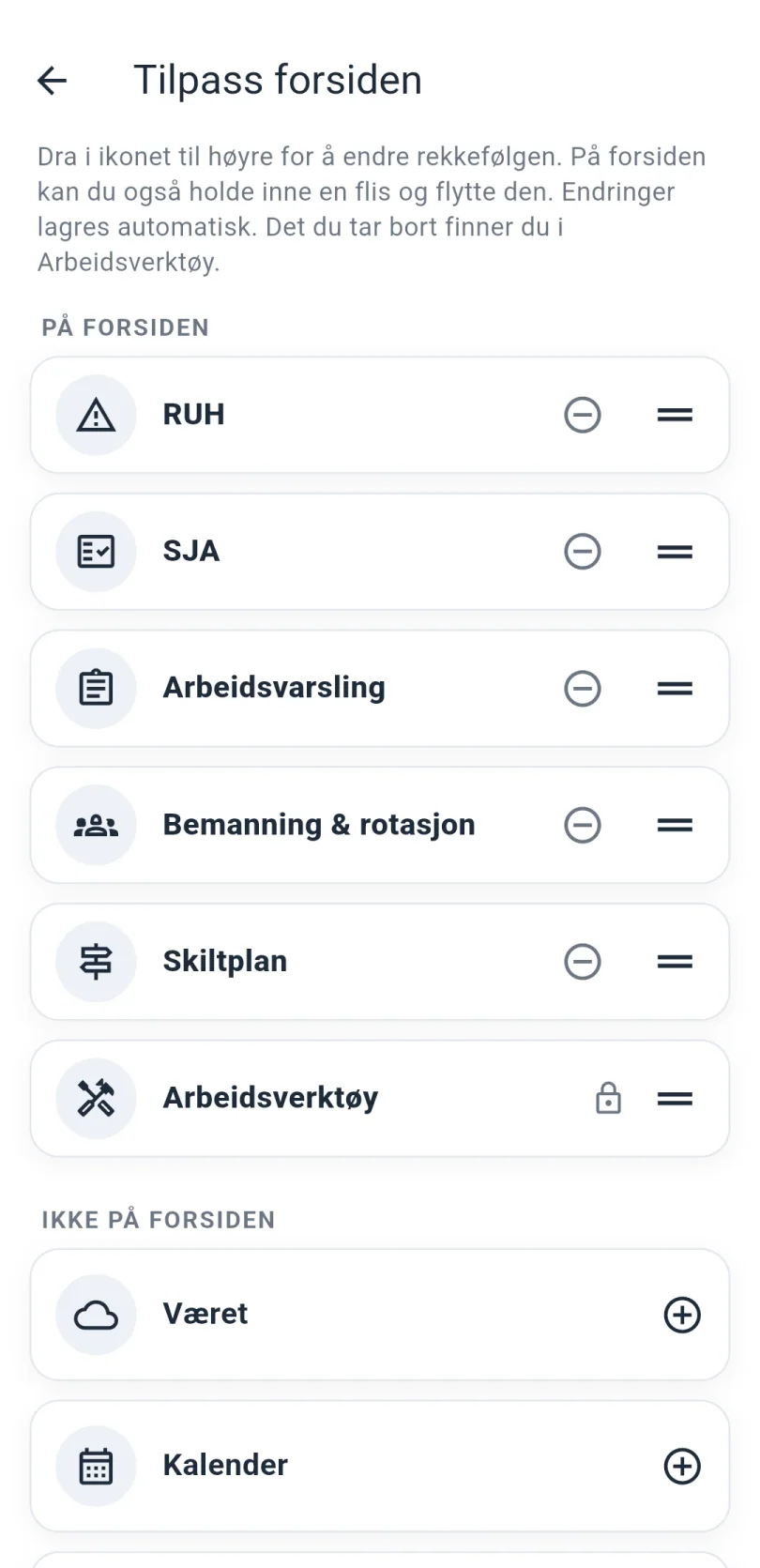 Skjermen Tilpass forsiden. Under «På forsiden» ligger RUH, SJA, Arbeidsvarsling, Bemanning og rotasjon, Skiltplan og Arbeidsverktøy, hver med håndtak for å flytte og en knapp for å fjerne. Arbeidsverktøy har en lås fordi den alltid ligger fast. Under «Ikke på forsiden» ligger blant annet Været og Kalender med plussknapp.