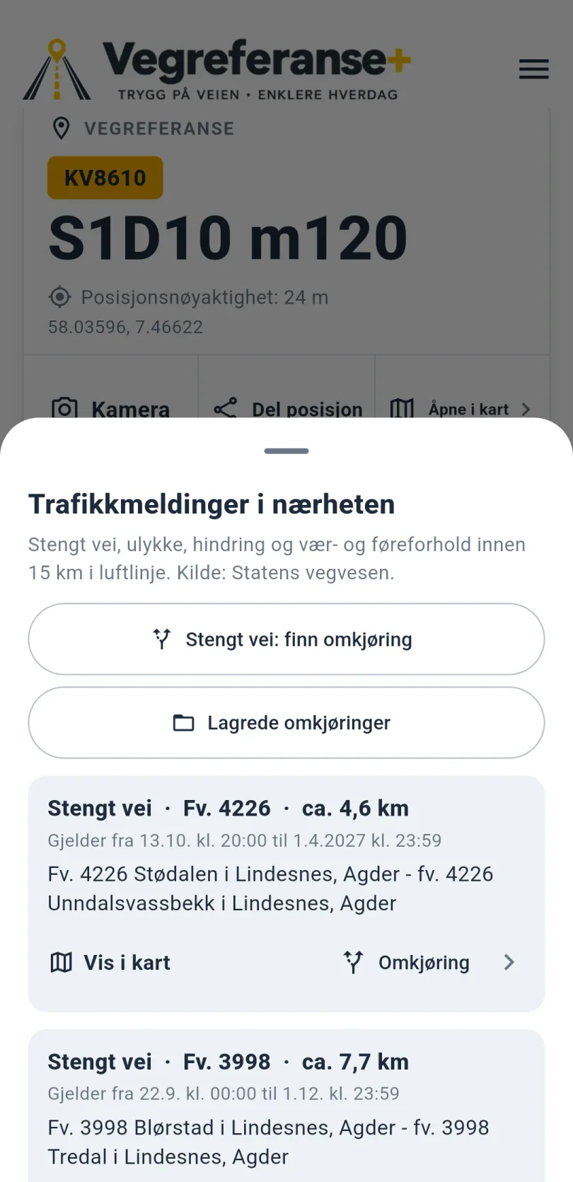 Panelet Trafikkmeldinger i nærheten over forsiden i mørk modus, med knappene Stengt vei: finn omkjøring og Lagrede omkjøringer og to meldinger om stengt vei med strekning, gyldighet og knappene Vis i kart og Omkjøring.
