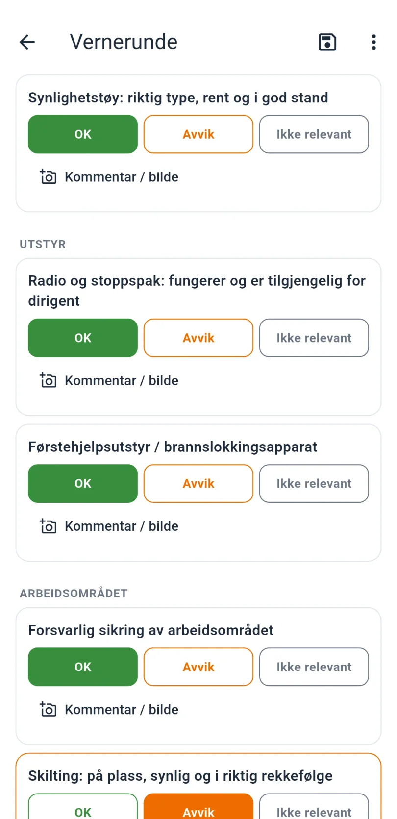 Skjermen Vernerunde med sjekkpunkter som Synlighetsutstyr, Radio og stoppespak og Førstehjelpsutstyr. Hvert punkt har valgene OK, Avvik og Ikke relevant og en knapp for kommentar og bilde.